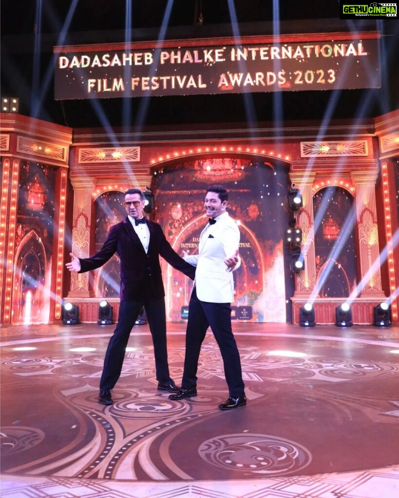 Shreyas Talpade Instagram - About Last Evening ✨ Do Host Bane Dost at Dadasaheb Phalke Awards 2023! @ronitboseroy bhai you're such a darling and all I can say is...Picture अभी बाकी है मेरे दोस्त! Would love to work again and again with you. #dadasahebphalkeawards