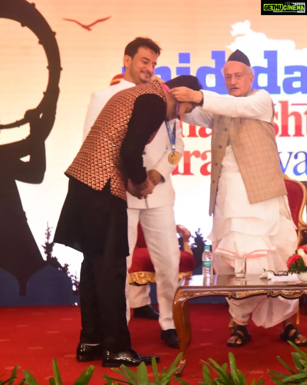 Shreyas Talpade Instagram - Gratitude and Love continues! Thank you @middayindia for honoring me with #MaharashtraGouravAward π for Kaun Pravin Tambe. Thank you honourable Governor @bhagatsinghkoshyari sir for your time. Truly means a lot. ππ @jaypraddesai @iamsudiptewari @shitalbhatia_official @neerajpofficial this one is for you. Kaun Pravin Tambe πβ€οΈ #MaharashtraGouravAward #gratitude #KaunPravinTambe