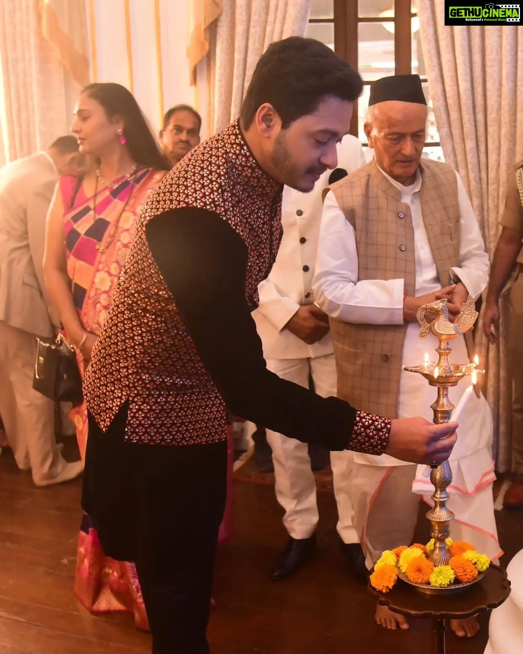Shreyas Talpade Instagram - Gratitude and Love continues! Thank you @middayindia for honoring me with #MaharashtraGouravAward π for Kaun Pravin Tambe. Thank you honourable Governor @bhagatsinghkoshyari sir for your time. Truly means a lot. ππ @jaypraddesai @iamsudiptewari @shitalbhatia_official @neerajpofficial this one is for you. Kaun Pravin Tambe πβ€οΈ #MaharashtraGouravAward #gratitude #KaunPravinTambe