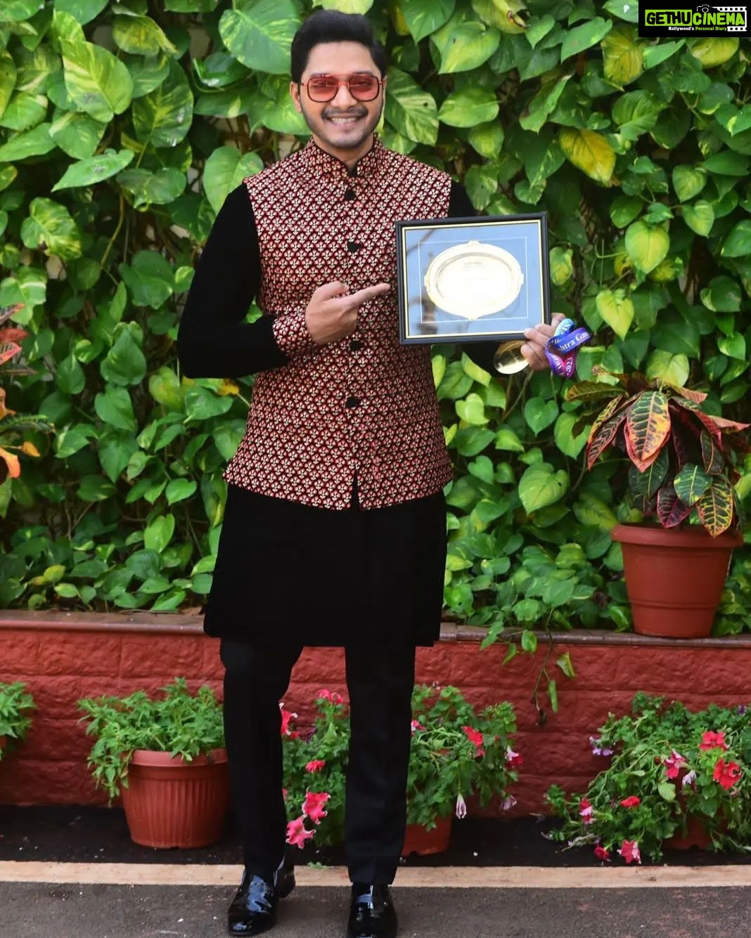 Shreyas Talpade Instagram - Gratitude and Love continues! Thank you @middayindia for honoring me with #MaharashtraGouravAward π for Kaun Pravin Tambe. Thank you honourable Governor @bhagatsinghkoshyari sir for your time. Truly means a lot. ππ @jaypraddesai @iamsudiptewari @shitalbhatia_official @neerajpofficial this one is for you. Kaun Pravin Tambe πβ€οΈ #MaharashtraGouravAward #gratitude #KaunPravinTambe