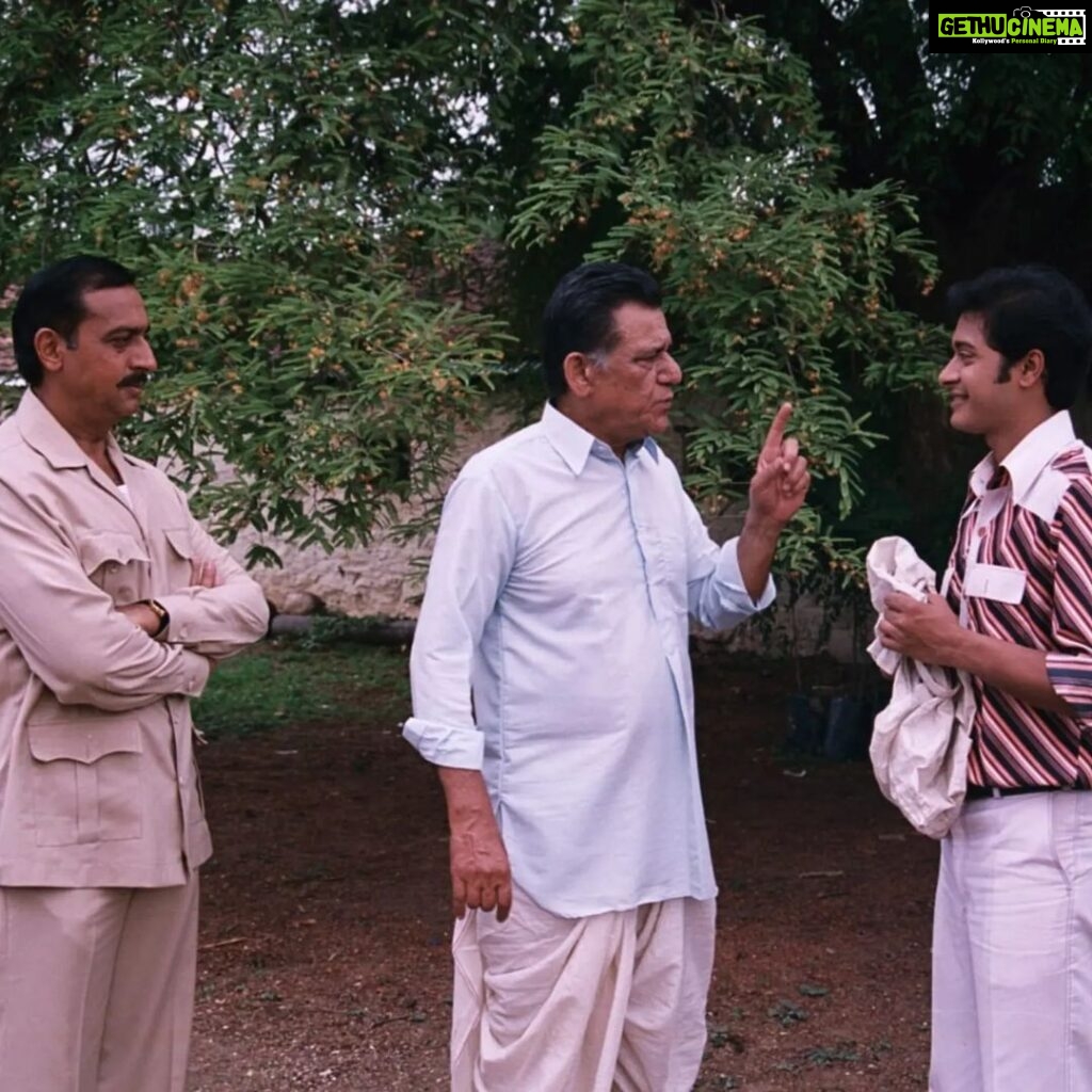 Shreyas Talpade Instagram - CIRCA 2004…The Hangman… Just before Iqbal released, I shot for this film The Hangman. Thank you Fahim for sending me these and it's like memories ka pitara he khol diya! 1. This was my first film with the legends Om ji and @gulshangrover ji. They took care of me like I was their son. We miss you Om ji 🙏. @smitajayakar_official ma'am played my mother, Nazneen played my love interest and the things I learned being on set with them helped strengthen my foundation. 2. It was Vishal Bhandari's directorial and what a young dynamic man he was….passed away a few years back and these pictures just make me miss him even more. 3. The wall you see was 4 floors high, not enough place to stand and back then without any harness I had to climb it and give a shot. It was my ‘director's vision’ and only I know how scary it looked from up there 🥴 I knew I could fall at the crack of a second. 4. Suhrudddd...my brother, my friend played my reel friend as well and then we went on to produce a film together...Baji! Hi @suhrudgodbole look…how you look 😁 5. And….as I write this I also remember very well that I almost killed a friend…Sagar…while shooting the action sequence in the film. He was unconscious for a while and I remember that day explicitly 🥲. All in all...this film has given me a lot. Bipinbhai, it’s time we made another one. #throwback