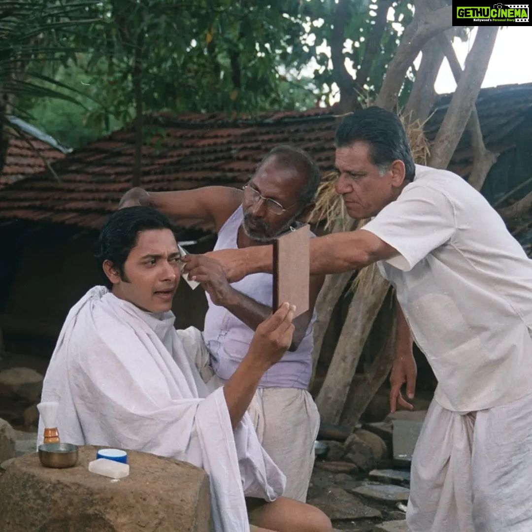 Shreyas Talpade Instagram - CIRCA 2004…The Hangman… Just before Iqbal released, I shot for this film The Hangman. Thank you Fahim for sending me these and it's like memories ka pitara he khol diya! 1. This was my first film with the legends Om ji and @gulshangrover ji. They took care of me like I was their son. We miss you Om ji 🙏. @smitajayakar_official ma'am played my mother, Nazneen played my love interest and the things I learned being on set with them helped strengthen my foundation. 2. It was Vishal Bhandari's directorial and what a young dynamic man he was….passed away a few years back and these pictures just make me miss him even more. 3. The wall you see was 4 floors high, not enough place to stand and back then without any harness I had to climb it and give a shot. It was my ‘director's vision’ and only I know how scary it looked from up there 🥴 I knew I could fall at the crack of a second. 4. Suhrudddd...my brother, my friend played my reel friend as well and then we went on to produce a film together...Baji! Hi @suhrudgodbole look…how you look 😁 5. And….as I write this I also remember very well that I almost killed a friend…Sagar…while shooting the action sequence in the film. He was unconscious for a while and I remember that day explicitly 🥲. All in all...this film has given me a lot. Bipinbhai, it’s time we made another one. #throwback