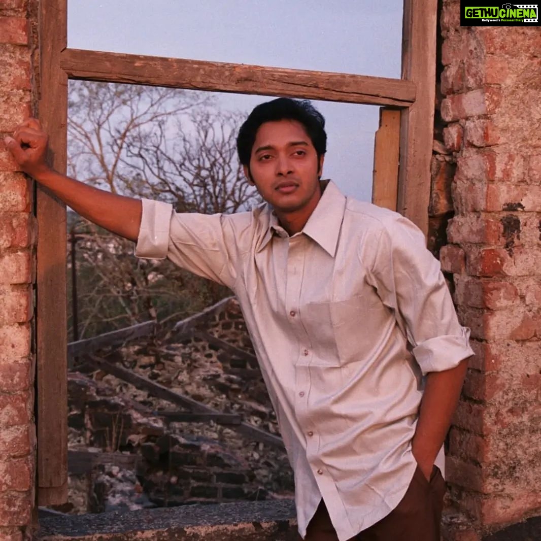 Shreyas Talpade Instagram - CIRCA 2004…The Hangman… Just before Iqbal released, I shot for this film The Hangman. Thank you Fahim for sending me these and it's like memories ka pitara he khol diya! 1. This was my first film with the legends Om ji and @gulshangrover ji. They took care of me like I was their son. We miss you Om ji 🙏. @smitajayakar_official ma'am played my mother, Nazneen played my love interest and the things I learned being on set with them helped strengthen my foundation. 2. It was Vishal Bhandari's directorial and what a young dynamic man he was….passed away a few years back and these pictures just make me miss him even more. 3. The wall you see was 4 floors high, not enough place to stand and back then without any harness I had to climb it and give a shot. It was my ‘director's vision’ and only I know how scary it looked from up there 🥴 I knew I could fall at the crack of a second. 4. Suhrudddd...my brother, my friend played my reel friend as well and then we went on to produce a film together...Baji! Hi @suhrudgodbole look…how you look 😁 5. And….as I write this I also remember very well that I almost killed a friend…Sagar…while shooting the action sequence in the film. He was unconscious for a while and I remember that day explicitly 🥲. All in all...this film has given me a lot. Bipinbhai, it’s time we made another one. #throwback