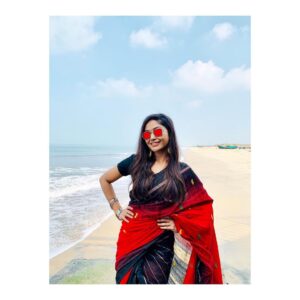 Shritha Sivadas Instagram - ⬅️swipe left , swipe right ➡️. Behind the photoshoot . Jewellery @lolstudiops ♥️ clicks 😎  #iphonography @pranavraaaj