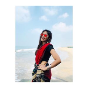 Shritha Sivadas Instagram - ⬅️swipe left , swipe right ➡️. Behind the photoshoot . Jewellery @lolstudiops ♥️ clicks 😎  #iphonography @pranavraaaj