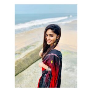 Shritha Sivadas Instagram - ⬅️swipe left , swipe right ➡️. Behind the photoshoot . Jewellery @lolstudiops ♥️ clicks 😎  #iphonography @pranavraaaj