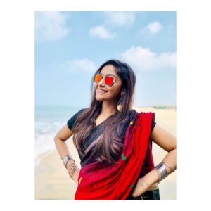 Shritha Sivadas Instagram - ⬅️swipe left , swipe right ➡️. Behind the photoshoot . Jewellery @lolstudiops ♥️ clicks 😎  #iphonography @pranavraaaj