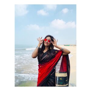 Shritha Sivadas Instagram - ⬅️swipe left , swipe right ➡️. Behind the photoshoot . Jewellery @lolstudiops ♥️ clicks 😎  #iphonography @pranavraaaj