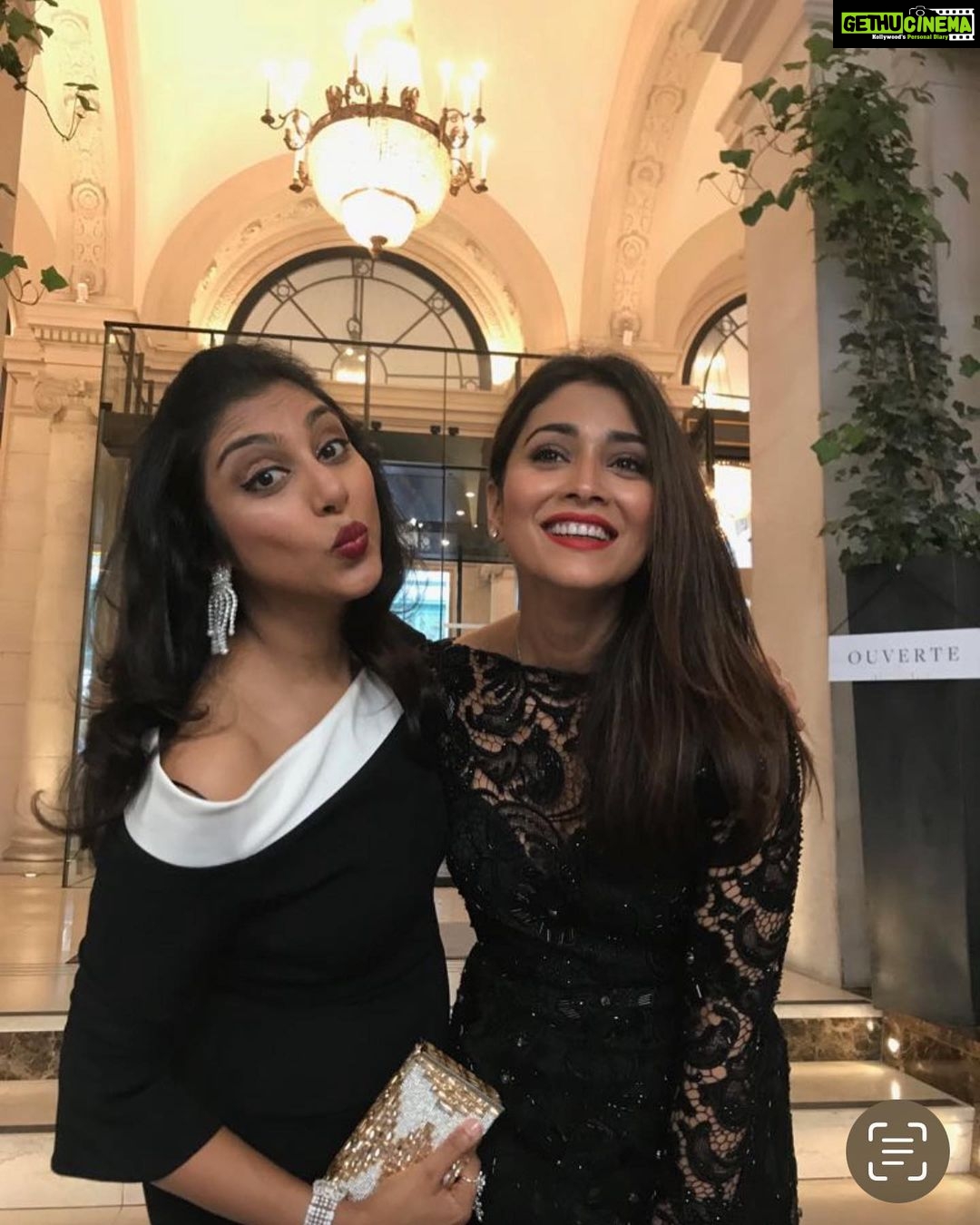 Shriya Saran Instagram - Happy birthday to the most amazing soul I know . Thank you for being you , Love you , Big hug @deeptireddyofficial