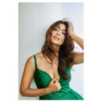 Shriya Saran Instagram - Dreamy @soondah_wamu big hug , thank you @makeupbymahendra7 thank you for amazing makeup @yogitasheth96 for making sure my hair look messy happy , @sukritigrover for styling me