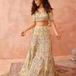 Shriya Saran Instagram - 𝙋𝙎 @ 𝙆𝙂 | 𝙏𝙝𝙚 𝙋𝙎 𝙄𝙘𝙤𝙣 𝙀𝙙𝙞𝙩𝙞𝙤𝙣 𝘈𝘴 𝘸𝘦 𝘭𝘢𝘶𝘯𝘤𝘩 𝘰𝘶𝘳 𝘣𝘳𝘪𝘥𝘢𝘭 𝘧𝘭𝘢𝘨𝘴𝘩𝘪𝘱 𝘴𝘵𝘰𝘳𝘦 𝘪𝘯 𝘒𝘢𝘭𝘢 𝘎𝘩𝘰𝘥𝘢, 𝘸𝘦 𝘢𝘳𝘦 𝘤𝘦𝘭𝘦𝘣𝘳𝘢𝘵𝘪𝘯𝘨 𝘵𝘩𝘦 𝘮𝘪𝘭𝘦𝘴𝘵𝘰𝘯𝘦 𝘸𝘪𝘵𝘩 𝘰𝘶𝘳 𝘖𝘎 #𝘗𝘚𝘎𝘪𝘳𝘭𝘴 𝘪𝘯 𝘵𝘩𝘦 𝘢𝘭𝘭-𝘯𝘦𝘸 '𝘔𝘰𝘥𝘦𝘳𝘯 𝘔𝘶𝘨𝘩𝘢𝘭𝘴' 𝘤𝘰𝘭𝘭𝘦𝘤𝘵𝘪𝘰𝘯. “@shriya_saran1109 is one of the coolest girls you’ll ever come across — she is playful, fun, individualistic and wears her heart on her sleeves. She swears by PS for her off-duty style. Her personal style is very modern, and that’s what we’ve tried to capture with this campaign.” — Payal Singhal Shriya Saran in the Velvet Appliqué Lehenga from the SS’23 ‘Modern Mughals’ collection, available exclusively at the newly opened Kala Ghoda store. 📍Payal Singhal, Ground Floor, Bhogilal Hargovindas Bldg, 18/20, K Dubash Marg, Kala Ghoda, Fort, Mumbai For shopping assistance: Email: cs@payalsinghal.com Call/WhatsApp: +91 9321578764 Jewellery credit @jewelsbymoksh Shot by @porus.vimadalal Styled by @prayag.menon HMU @inherchair