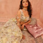 Shriya Saran Instagram - 𝙋𝙎 @ 𝙆𝙂 | 𝙏𝙝𝙚 𝙋𝙎 𝙄𝙘𝙤𝙣 𝙀𝙙𝙞𝙩𝙞𝙤𝙣 𝘈𝘴 𝘸𝘦 𝘭𝘢𝘶𝘯𝘤𝘩 𝘰𝘶𝘳 𝘣𝘳𝘪𝘥𝘢𝘭 𝘧𝘭𝘢𝘨𝘴𝘩𝘪𝘱 𝘴𝘵𝘰𝘳𝘦 𝘪𝘯 𝘒𝘢𝘭𝘢 𝘎𝘩𝘰𝘥𝘢, 𝘸𝘦 𝘢𝘳𝘦 𝘤𝘦𝘭𝘦𝘣𝘳𝘢𝘵𝘪𝘯𝘨 𝘵𝘩𝘦 𝘮𝘪𝘭𝘦𝘴𝘵𝘰𝘯𝘦 𝘸𝘪𝘵𝘩 𝘰𝘶𝘳 𝘖𝘎 #𝘗𝘚𝘎𝘪𝘳𝘭𝘴 𝘪𝘯 𝘵𝘩𝘦 𝘢𝘭𝘭-𝘯𝘦𝘸 '𝘔𝘰𝘥𝘦𝘳𝘯 𝘔𝘶𝘨𝘩𝘢𝘭𝘴' 𝘤𝘰𝘭𝘭𝘦𝘤𝘵𝘪𝘰𝘯. “@shriya_saran1109 is one of the coolest girls you’ll ever come across — she is playful, fun, individualistic and wears her heart on her sleeves. She swears by PS for her off-duty style. Her personal style is very modern, and that’s what we’ve tried to capture with this campaign.” — Payal Singhal Shriya Saran in the Velvet Appliqué Lehenga from the SS’23 ‘Modern Mughals’ collection, available exclusively at the newly opened Kala Ghoda store. 📍Payal Singhal, Ground Floor, Bhogilal Hargovindas Bldg, 18/20, K Dubash Marg, Kala Ghoda, Fort, Mumbai For shopping assistance: Email: cs@payalsinghal.com Call/WhatsApp: +91 9321578764 Jewellery credit @jewelsbymoksh Shot by @porus.vimadalal Styled by @prayag.menon HMU @inherchair #NewCollection #PSIcon #ModernMughals #Campaign #PSFullCircle #PSMileston #Fashion #NewStore #NewLauncn