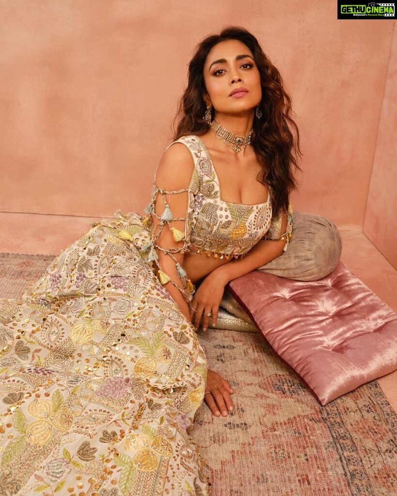 Shriya Saran Instagram - 𝙋𝙎 @ 𝙆𝙂 | 𝙏𝙝𝙚 𝙋𝙎 𝙄𝙘𝙤𝙣 𝙀𝙙𝙞𝙩𝙞𝙤𝙣 𝘈𝘴 𝘸𝘦 𝘭𝘢𝘶𝘯𝘤𝘩 𝘰𝘶𝘳 𝘣𝘳𝘪𝘥𝘢𝘭 𝘧𝘭𝘢𝘨𝘴𝘩𝘪𝘱 𝘴𝘵𝘰𝘳𝘦 𝘪𝘯 𝘒𝘢𝘭𝘢 𝘎𝘩𝘰𝘥𝘢, 𝘸𝘦 𝘢𝘳𝘦 𝘤𝘦𝘭𝘦𝘣𝘳𝘢𝘵𝘪𝘯𝘨 𝘵𝘩𝘦 𝘮𝘪𝘭𝘦𝘴𝘵𝘰𝘯𝘦 𝘸𝘪𝘵𝘩 𝘰𝘶𝘳 𝘖𝘎 #𝘗𝘚𝘎𝘪𝘳𝘭𝘴 𝘪𝘯 𝘵𝘩𝘦 𝘢𝘭𝘭-𝘯𝘦𝘸 '𝘔𝘰𝘥𝘦𝘳𝘯 𝘔𝘶𝘨𝘩𝘢𝘭𝘴' 𝘤𝘰𝘭𝘭𝘦𝘤𝘵𝘪𝘰𝘯. “@shriya_saran1109 is one of the coolest girls you’ll ever come across — she is playful, fun, individualistic and wears her heart on her sleeves. She swears by PS for her off-duty style. Her personal style is very modern, and that’s what we’ve tried to capture with this campaign.” — Payal Singhal Shriya Saran in the Velvet Appliqué Lehenga from the SS’23 ‘Modern Mughals’ collection, available exclusively at the newly opened Kala Ghoda store. 📍Payal Singhal, Ground Floor, Bhogilal Hargovindas Bldg, 18/20, K Dubash Marg, Kala Ghoda, Fort, Mumbai For shopping assistance: Email: cs@payalsinghal.com Call/WhatsApp: +91 9321578764 Jewellery credit @jewelsbymoksh Shot by @porus.vimadalal Styled by @prayag.menon HMU @inherchair #NewCollection #PSIcon #ModernMughals #Campaign #PSFullCircle #PSMileston #Fashion #NewStore #NewLauncn