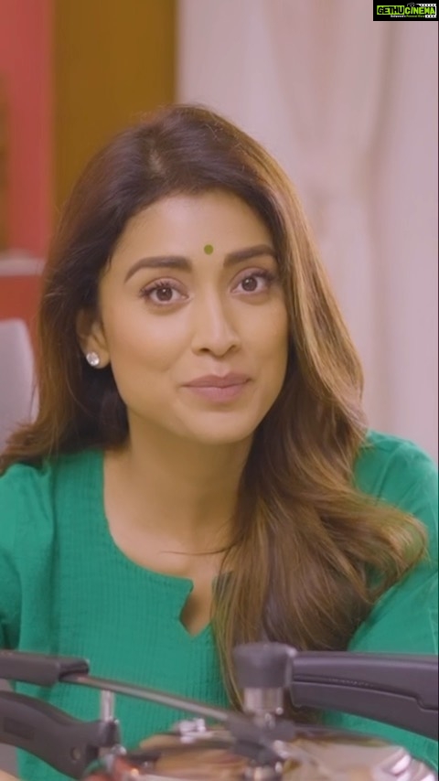 Shriya Saran Instagram - Hey! Do you want to know how I manage a healthy lifestyle?😀 Well, here’s MY SECRET! I always eat healthy food, made in HEALTHY COOKWARE. And for cooking my healthy food, I totally trust The Indus Valley - India’s No. 1 brand that offers ONLY healthy cookware👌, 100% free from any chemicals or toxins. I never use chemical coated non-stick or aluminium cookware. They are not good for our health as they release toxins into our food😥 So why buy toxic coated cookware and harm your family’s health? Like me, make the switch to healthy cookware with The Indus Valley and enjoy a healthy lifestyle💚 @theindusvalley #TheIndusValley #MissionHealthyKitchen #Ad #lifestylesecret #ShriyaSaransecret #Cookware #Kitchenware #HealthyCookware #SafeForChildren #HealthyCooking #HealthyFood Make up @makeupbymahendra7 Hair @priyanka_sherkar1 @media9manoj