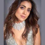 Shriya Saran Instagram - Stylist @sukritigrover Outfit @monishajaising Make up @makeupbymahendra7 Hair @priyanka_sherkar1 Jwellery @varunadjani @karishma.joolry @pinkvilla Photographer @akshay_26
