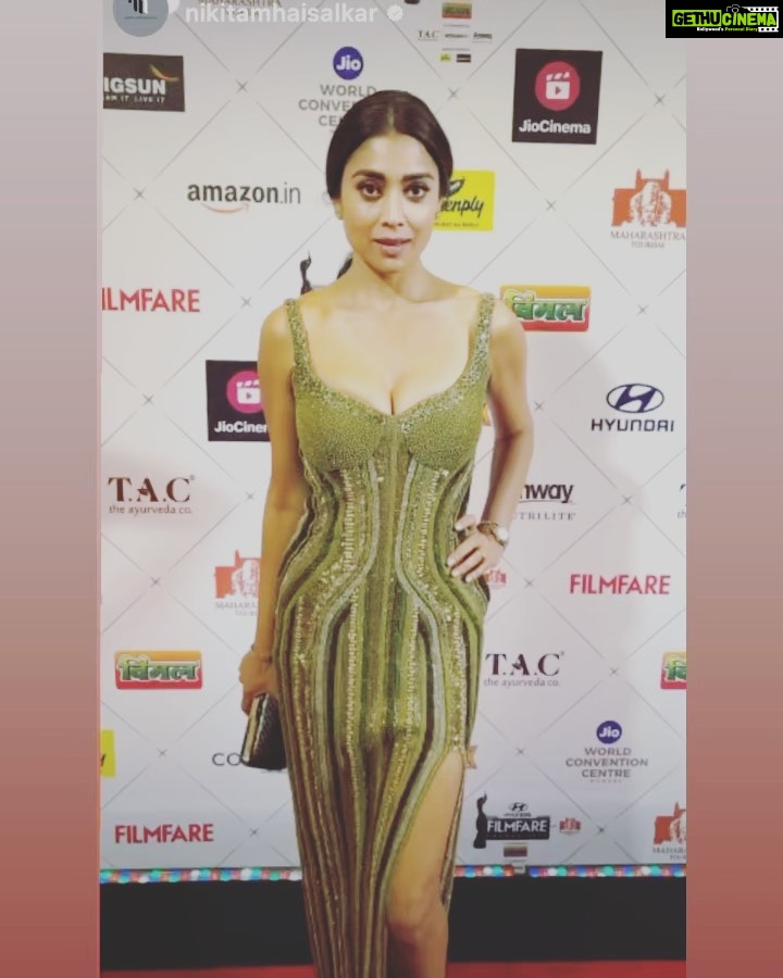 Shriya Saran Instagram - Thank you @nikitamhaisalkar for this stunning outfit . Thank you @filmfare for a fun evening . Had a long day , work … flight And then filmfare …. But it’s fun to wear a sexy outfit and do red carpet … #lovemyjoj #grateful #actorslife #happytobeatwork