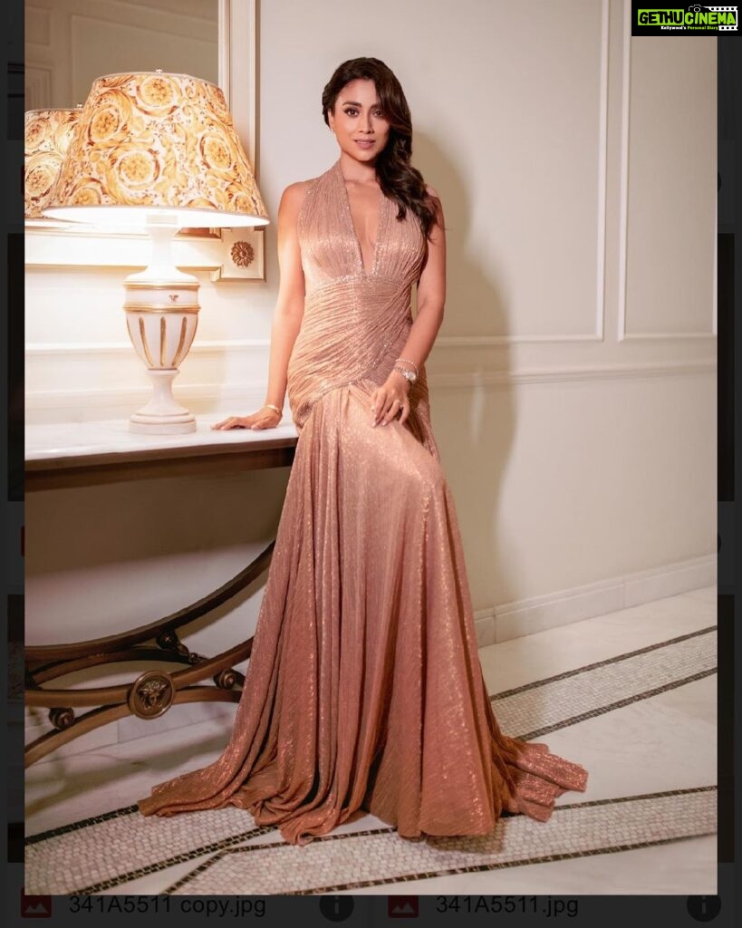 Shriya Saran Instagram - Outfit- @taruntahiliani Styled by- @sukritigrover Assisted by- @vanigupta.23 Makeup @makeupbymahendra7 Hair @yogitasheth96 @anuj16rai Photogrpaher @tejaswighagada