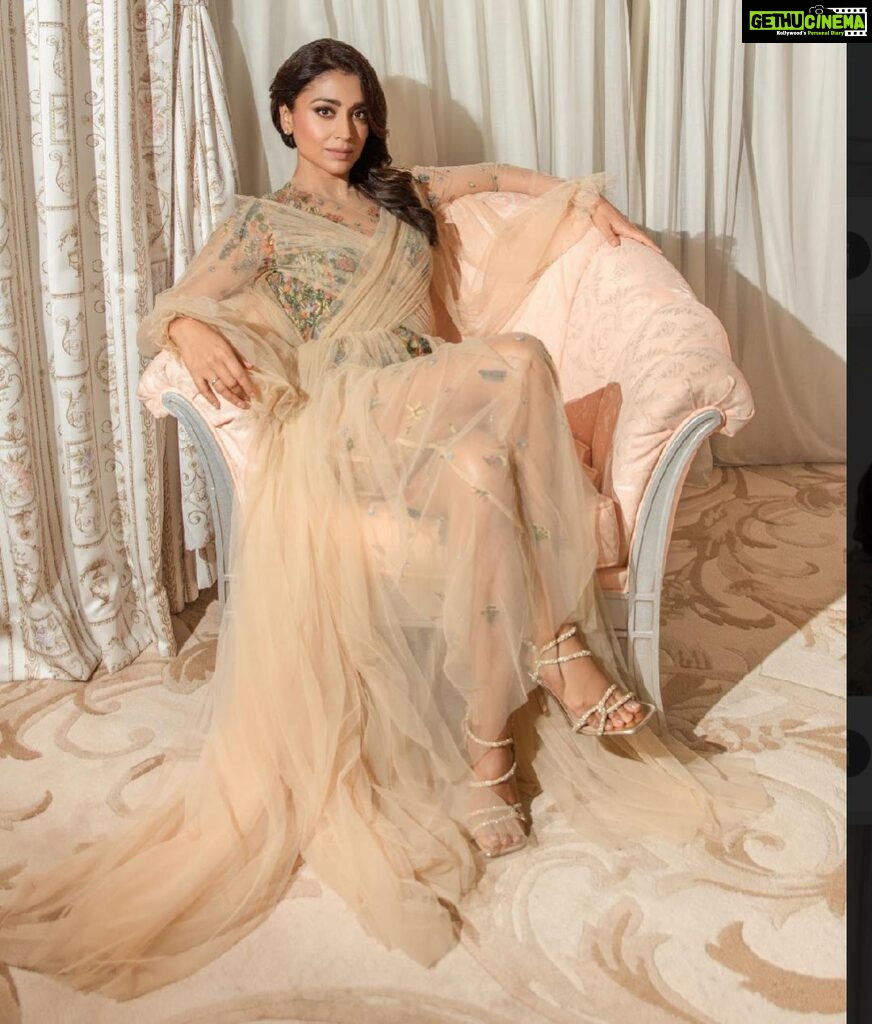 Shriya Saran Instagram - Thank you @sukritigrover for styling me for dubai Outfit- @rudrakshdwivedi Heels- @stevemaddenindia Styled by- @sukritigrover Assisted by- @vanigupta.23 Make up @makeupbymahendra7 Hair @yogitasheth96 @anuj16rai Shot by @tejaswighagada