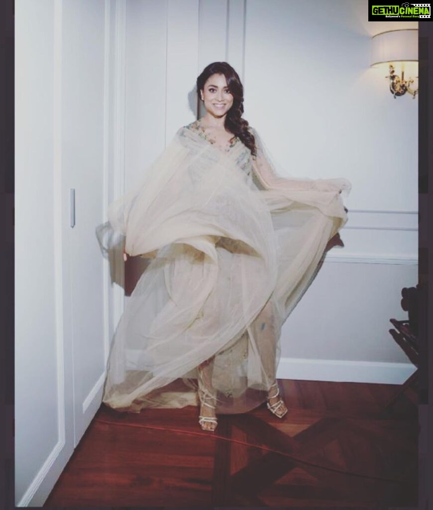 Shriya Saran Instagram - Thank you @sukritigrover for styling me for dubai Outfit- @rudrakshdwivedi Heels- @stevemaddenindia Styled by- @sukritigrover Assisted by- @vanigupta.23 Make up @makeupbymahendra7 Hair @yogitasheth96 @anuj16rai Shot by @tejaswighagada