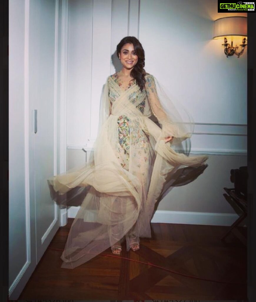 Shriya Saran Instagram - Thank you @sukritigrover for styling me for dubai Outfit- @rudrakshdwivedi Heels- @stevemaddenindia Styled by- @sukritigrover Assisted by- @vanigupta.23 Make up @makeupbymahendra7 Hair @yogitasheth96 @anuj16rai Shot by @tejaswighagada