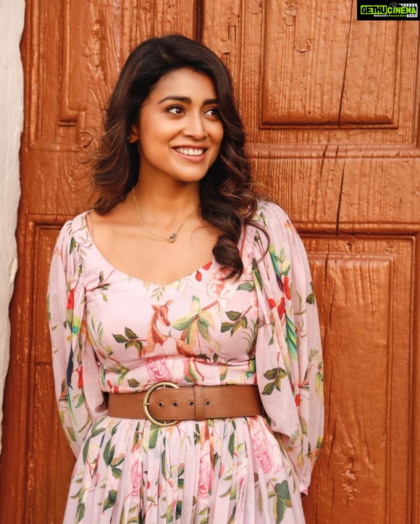 Shriya Saran Instagram - Happy Sunday from music school Releasing on 12 th may