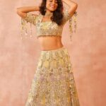 Shriya Saran Instagram - 𝙋𝙎 @ 𝙆𝙂 | 𝙏𝙝𝙚 𝙋𝙎 𝙄𝙘𝙤𝙣 𝙀𝙙𝙞𝙩𝙞𝙤𝙣 𝘈𝘴 𝘸𝘦 𝘭𝘢𝘶𝘯𝘤𝘩 𝘰𝘶𝘳 𝘣𝘳𝘪𝘥𝘢𝘭 𝘧𝘭𝘢𝘨𝘴𝘩𝘪𝘱 𝘴𝘵𝘰𝘳𝘦 𝘪𝘯 𝘒𝘢𝘭𝘢 𝘎𝘩𝘰𝘥𝘢, 𝘸𝘦 𝘢𝘳𝘦 𝘤𝘦𝘭𝘦𝘣𝘳𝘢𝘵𝘪𝘯𝘨 𝘵𝘩𝘦 𝘮𝘪𝘭𝘦𝘴𝘵𝘰𝘯𝘦 𝘸𝘪𝘵𝘩 𝘰𝘶𝘳 𝘖𝘎 #𝘗𝘚𝘎𝘪𝘳𝘭𝘴 𝘪𝘯 𝘵𝘩𝘦 𝘢𝘭𝘭-𝘯𝘦𝘸 '𝘔𝘰𝘥𝘦𝘳𝘯 𝘔𝘶𝘨𝘩𝘢𝘭𝘴' 𝘤𝘰𝘭𝘭𝘦𝘤𝘵𝘪𝘰𝘯. “@shriya_saran1109 is one of the coolest girls you’ll ever come across — she is playful, fun, individualistic and wears her heart on her sleeves. She swears by PS for her off-duty style. Her personal style is very modern, and that’s what we’ve tried to capture with this campaign.” — Payal Singhal Shriya Saran in the Velvet Appliqué Lehenga from the SS’23 ‘Modern Mughals’ collection, available exclusively at the newly opened Kala Ghoda store. 📍Payal Singhal, Ground Floor, Bhogilal Hargovindas Bldg, 18/20, K Dubash Marg, Kala Ghoda, Fort, Mumbai For shopping assistance: Email: cs@payalsinghal.com Call/WhatsApp: +91 9321578764 Jewellery credit @jewelsbymoksh Shot by @porus.vimadalal Styled by @prayag.menon HMU @inherchair #NewCollection #PSIcon #ModernMughals #Campaign #PSFullCircle #PSMileston #Fashion #NewStore #NewLauncn