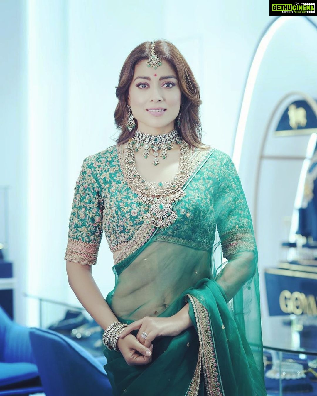 Shriya Saran Instagram - @goyazsilverjewellery Wearing @sithara_kudige Make up @makeupbymahendra7 Hair @yogitasheth96