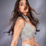Shriya Saran Instagram - Stylist @sukritigrover Outfit @monishajaising Make up @makeupbymahendra7 Hair @priyanka_sherkar1 Jwellery @varunadjani @karishma.joolry @pinkvilla Photographer @akshay_26
