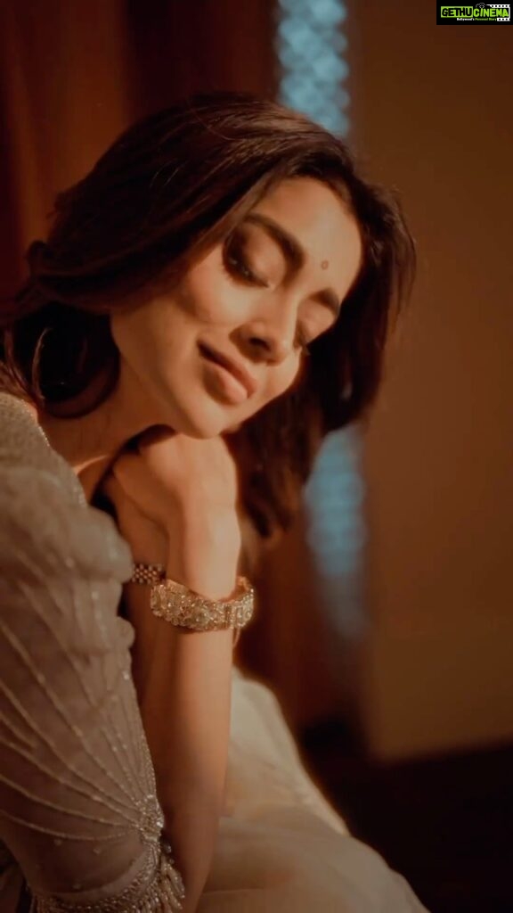 Shriya Saran Instagram - Uffff love this video Music and vibe @deepak_vijay_photography it was worth the wait . Thank you for this amazing shoot Thank you @ajshetty for introducing us . @makeupbymahendra7 for transforming me …. I was exhausted that day . @priyanka_sherkar1 for hair . Pregnant and at it . You are amazing . @sithara_kudige from one mom to another . You are a superb . You worked day and night to make sure my looks worked . Sarees are amazing but more amazing is your dedication . Thank you for @kabzaamovieofficial Thank you guys . Grateful