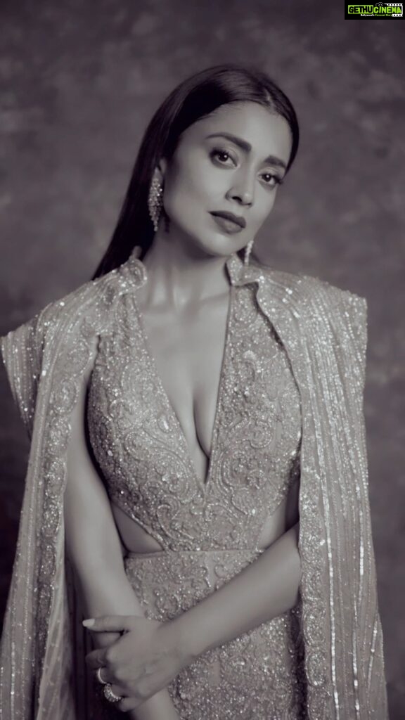 Shriya Saran Instagram - Outfit- @dlmayaofficial Jewellery- @hybajewels @karishma.joolry Makeup- @makeupbymahendra7 Hair @yogitasheth96 Styled by @sukritigrover Photographer- deepak_das_photography
