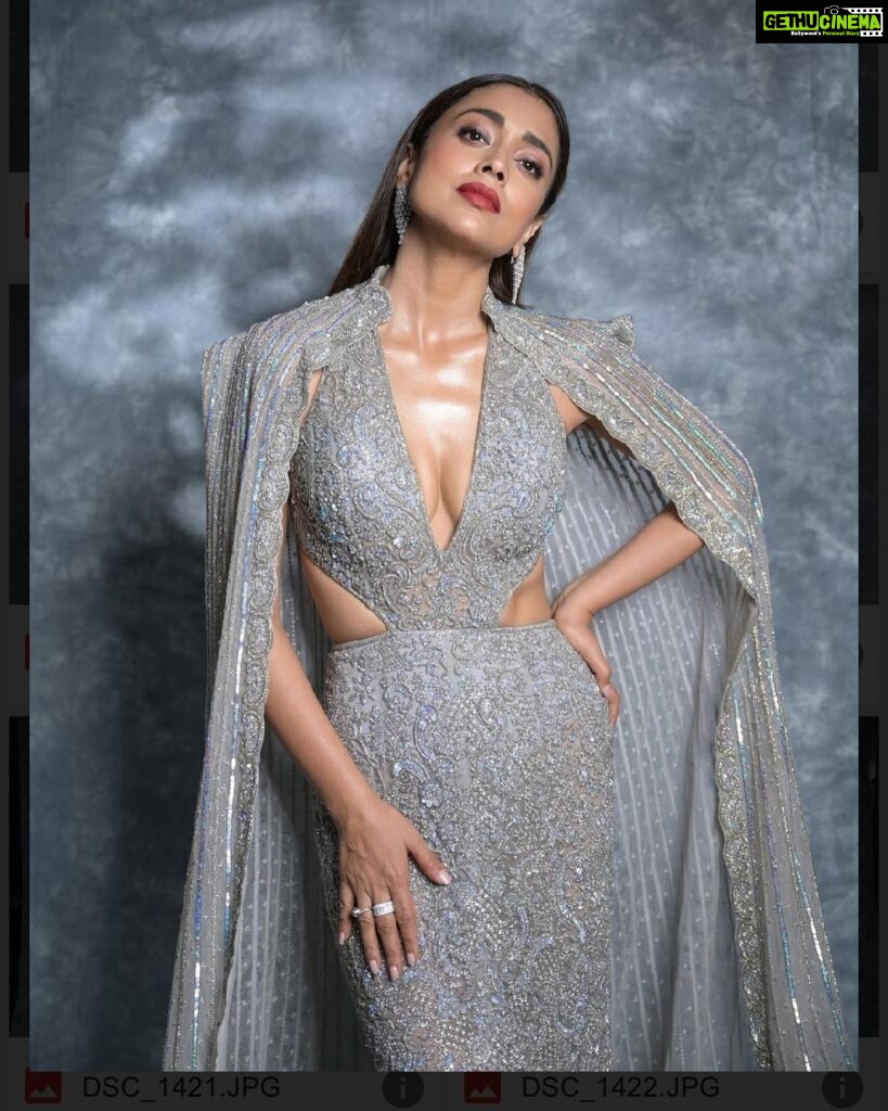 Shriya Saran Instagram - Wearing @dlmayaofficial Jewellery- @hybajewels @karishma.joolry Makeup- @makeupbymahendra7 Photographer- deepak_das_photography Thank you , your wife is gorgeous Thank you @realbollywoodhungama For a great evening Thank you @sukritigrover for styling me . Love that you are at it even with a broken thumb .