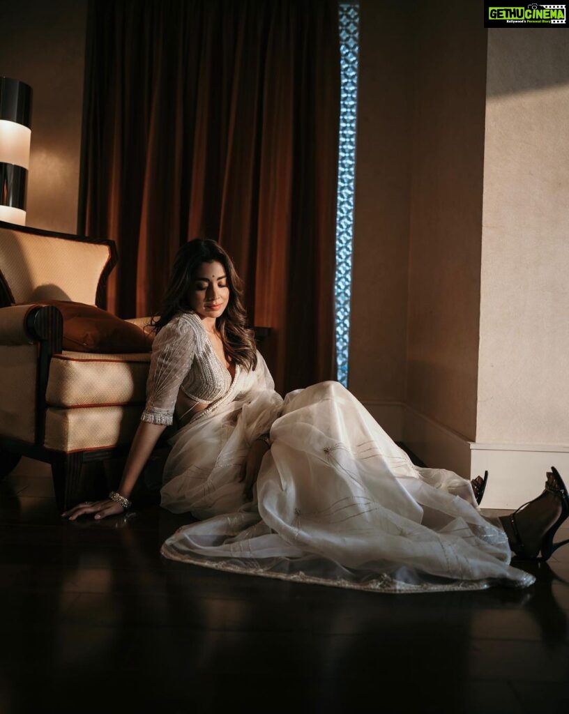 Shriya Saran Instagram - @shriya_saran1109 . Pc : @_dee_jay_r @deepak_vijay_photography Wearing @sithara_kudige @makeupbymahendra7 @priyanka_sherkar1 Jwellery @kushalsfashionjewellery