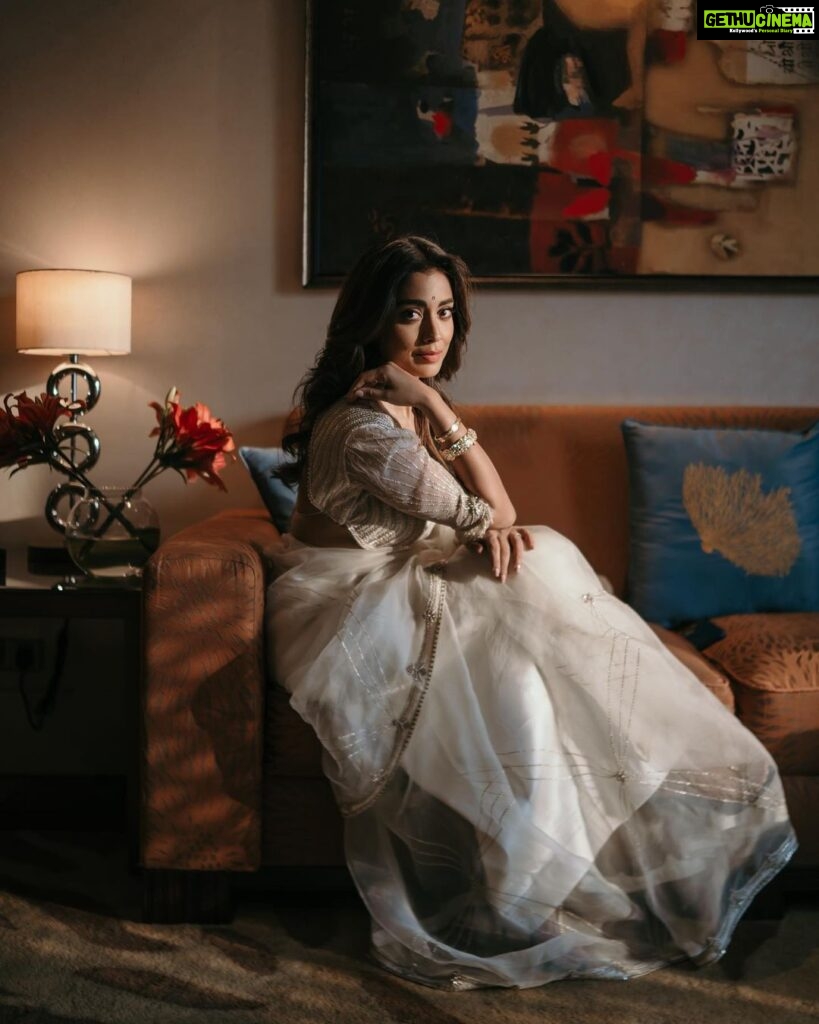 Shriya Saran Instagram - The Gorgeous @shriya_saran1109 Pc : @_dee_jay_r @deepak_vijay_photography Wearing @sithara_kudige @makeupbymahendra7 @priyanka_sherkar1 Jwellery @kushalsfashionjewellery . . #indian #actress #indianactress #sandlewood #tollywood #bollywoodactress #bollywood #kabzaa #kannada #movie @sandelwoodqueens @bangalore_times @timeskarnataka @cinema_hangama_kannada @kabzaamovieofficial