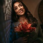 Shriya Saran Instagram - Art in pictures Thank you @deepak_vijay_photography I was absolutely exhausted when we shot these . But @deepak_vijay_photography has a way of finding some thing special in every frame Big hug to @sithara_kudige Make up @makeupbymahendra7 Hair @priyanka_sherkar1 My manager , producer @media9manoj Beautiful Jwellery @kushalsfashionjewellery