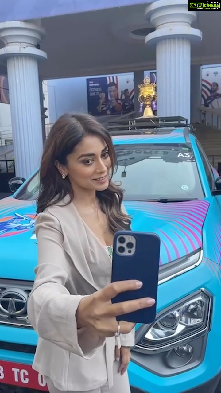 Shriya Saran Instagram - With one after the other scintillating performances, this inaugural Tata Women’s Premier League is turning out to be one of its kind😍 Being a part of its trophy drive in Bengaluru was such a great experience! 💯 Can’t wait to which team becomes the first champion of this league! Which team do you think it’ll be? @wplt20 #YehTohBasShuruatHai #TATAWPL #ad
