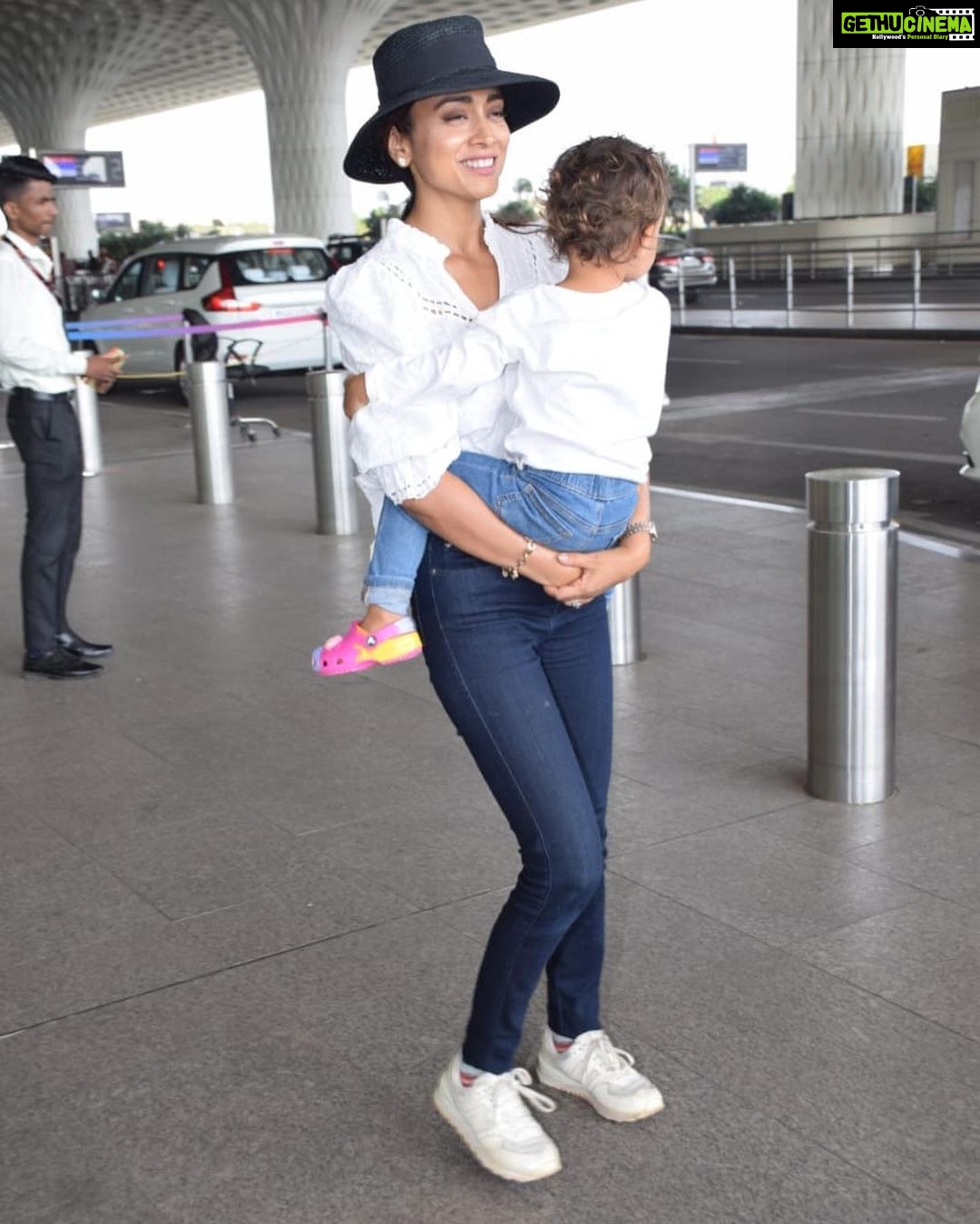 Shriya Saran Instagram - Off we go !!!! Aeroplane ride today