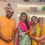 Shriya Saran Instagram - @gaurgopaldas thank you for your time . Your sense of humour layered with knowledge has touched all of us . Hope I become wiser now. Thank you for being you . Reading a book after ages and loving it …. Grab your copy now !!! #energiseyourmind energise your mind