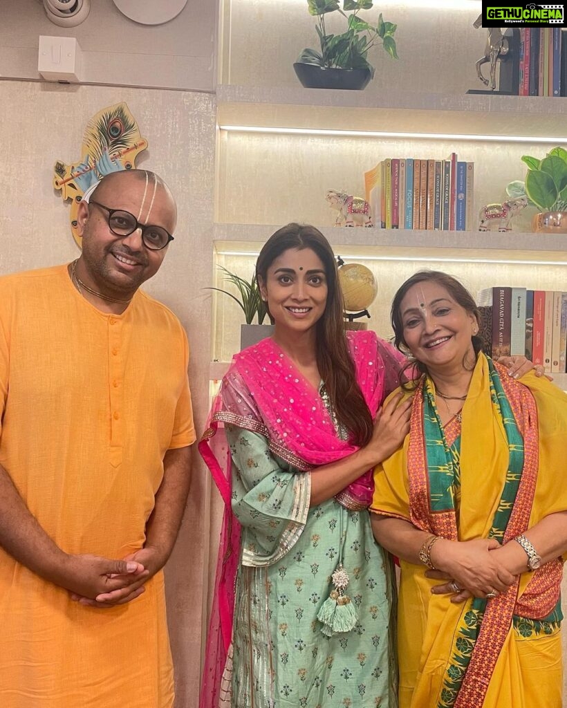 Shriya Saran Instagram - @gaurgopaldas thank you for your time . Your sense of humour layered with knowledge has touched all of us . Hope I become wiser now. Thank you for being you . Reading a book after ages and loving it …. Grab your copy now !!! #energiseyourmind energise your mind
