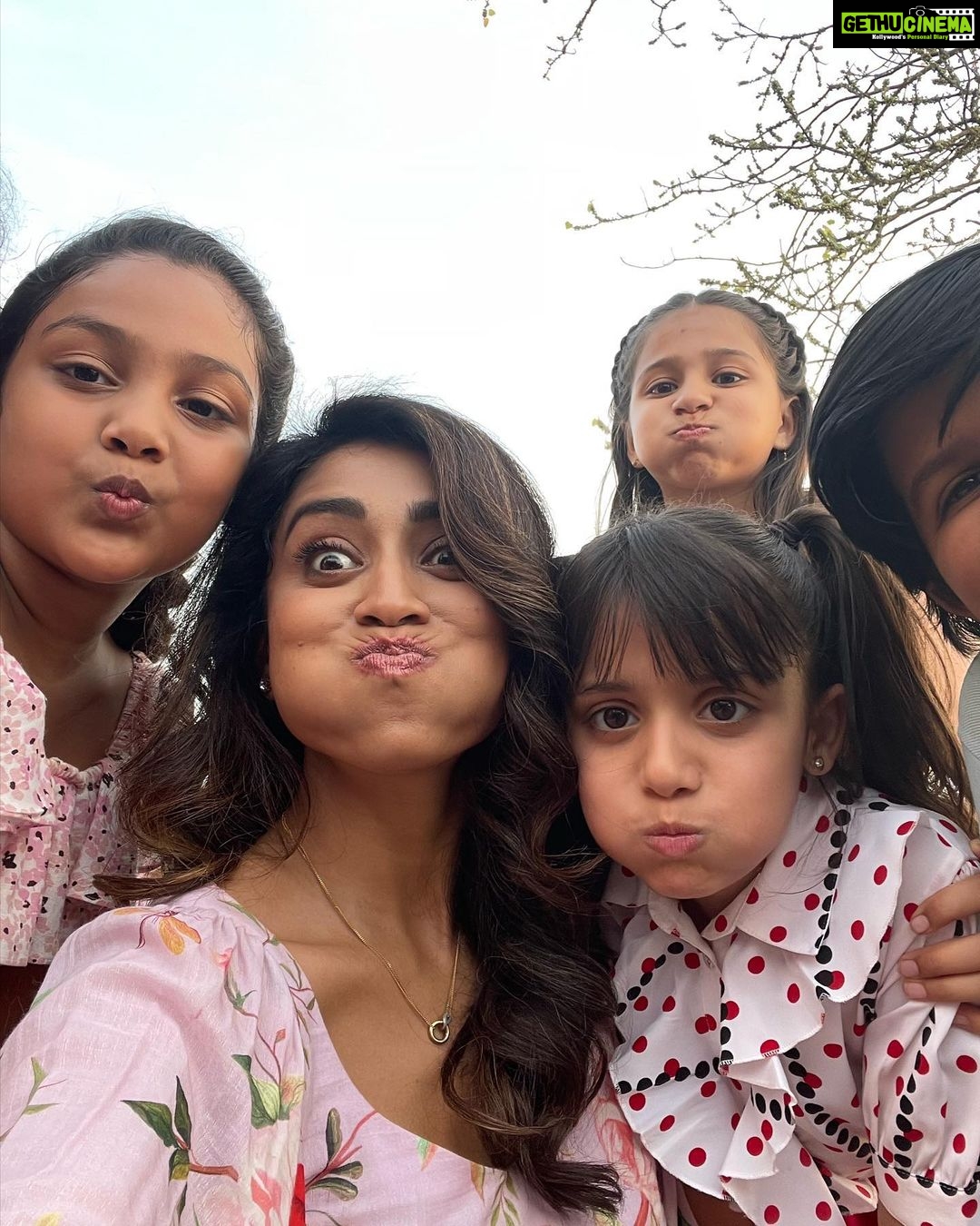 Shriya Saran Instagram - Look at us !!!! This was a fun shoot @paparaobiyyala @yaminifilms Thank you #comingsoon First single from #musicschoolmovie will be out on April 5th to tune you back into joy. An Ilaiyaraaja musical 🎶 #ChaduveChaduvantaaru #PadhteJaoBaccha #MummySollumVaarththa Stay tuned to @adityamusic Hitting the big screens on May 12th ✨ #ilaiyaraaja #ilaiyaraaja75 #ilaiyaraajamusic @yaminifilms @srivenkateswaracreations @dilraju.producer @pvrpictures #paparaobiyyala #musicschoolmovie @adityamusicindia @adityamusictamil @adityamusicteluguofficial @yaminibiyyala @pavijaypoet @drsagargeetkar @thisispriyamali @padmaja.07 @sarathsantoshofficial @nehagirish_ @shriya_saran1109 @sharmanjoshi @singer_shaan @joinprakashraj @mulay.suhasini @benjmingilani @monaambegaonkar @bugskrishna @shrikanth_iyyangar @sutradharactors @imvaquarshaikh @gracy.goswami @ozu.barua @rohanroy_actor @vivaanmunoth @siddhiksha_childartist @karthikeyame @olivia_charan @aa.kalyani @mokshapilli @amritakanjani @shlokareddyy @pratik.baresole @angelvedaswiny_official_ @vinitasuranaofficial @ram_baresole mollyy_011 @divitwho @pranathi_mandapati @akshara_venkateshwar_ @ammudancer_official_ @sanjhi_02 @dancer_venkatesh_ @childactor_harshit @deohanskiran @raagareddy @kmrajeev.nair @amrit.pritam_official @deba_chang @vrsiddareddy @akshaybalsaraf @wallsandtrends @anilandbhanu @vamsikaka @sunnybakshiinmumbai @sanchitatrivedi @idhyahmedia
