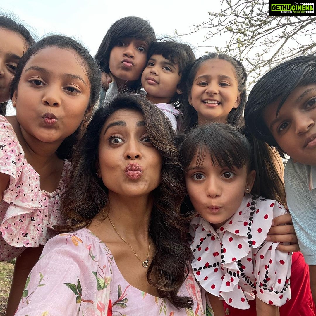 Shriya Saran Instagram - Look at us !!!! This was a fun shoot @paparaobiyyala @yaminifilms Thank you #comingsoon First single from #musicschoolmovie will be out on April 5th to tune you back into joy. An Ilaiyaraaja musical 🎶 #ChaduveChaduvantaaru #PadhteJaoBaccha #MummySollumVaarththa Stay tuned to @adityamusic Hitting the big screens on May 12th ✨ #ilaiyaraaja #ilaiyaraaja75 #ilaiyaraajamusic @yaminifilms @srivenkateswaracreations @dilraju.producer @pvrpictures #paparaobiyyala #musicschoolmovie @adityamusicindia @adityamusictamil @adityamusicteluguofficial @yaminibiyyala @pavijaypoet @drsagargeetkar @thisispriyamali @padmaja.07 @sarathsantoshofficial @nehagirish_ @shriya_saran1109 @sharmanjoshi @singer_shaan @joinprakashraj @mulay.suhasini @benjmingilani @monaambegaonkar @bugskrishna @shrikanth_iyyangar @sutradharactors @imvaquarshaikh @gracy.goswami @ozu.barua @rohanroy_actor @vivaanmunoth @siddhiksha_childartist @karthikeyame @olivia_charan @aa.kalyani @mokshapilli @amritakanjani @shlokareddyy @pratik.baresole @angelvedaswiny_official_ @vinitasuranaofficial @ram_baresole mollyy_011 @divitwho @pranathi_mandapati @akshara_venkateshwar_ @ammudancer_official_ @sanjhi_02 @dancer_venkatesh_ @childactor_harshit @deohanskiran @raagareddy @kmrajeev.nair @amrit.pritam_official @deba_chang @vrsiddareddy @akshaybalsaraf @wallsandtrends @anilandbhanu @vamsikaka @sunnybakshiinmumbai @sanchitatrivedi @idhyahmedia