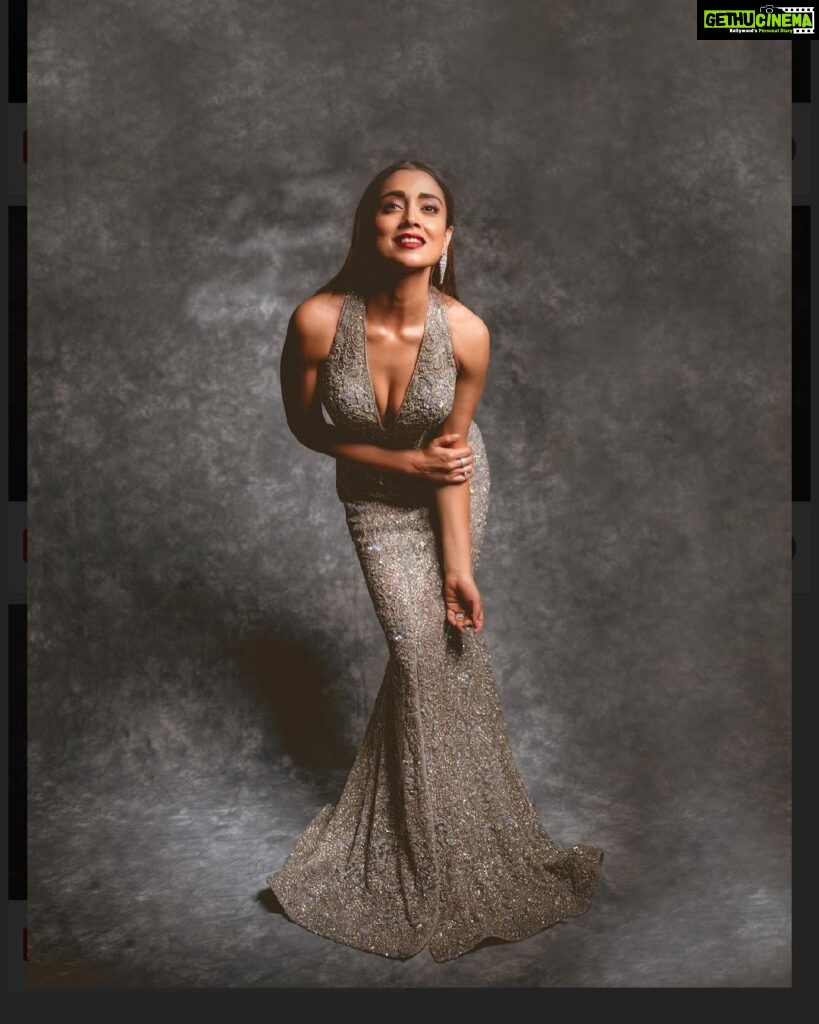 Shriya Saran Instagram - Outfit- @dlmayaofficial Jewellery- @hybajewels @karishma.joolry Makeup- @makeupbymahendra7 Hair- @yogitasheth96 Photographer- deepak_das_photography For @realbollywoodhungama