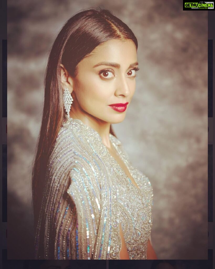 Shriya Saran Instagram - Outfit- @dlmayaofficial Jewellery- @hybajewels @karishma.joolry Makeup- @makeupbymahendra7 Hair- @yogitasheth96 Photographer- deepak_das_photography For @realbollywoodhungama