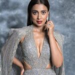 Shriya Saran Instagram - Wearing @dlmayaofficial Jewellery- @hybajewels @karishma.joolry Makeup- @makeupbymahendra7 Photographer- deepak_das_photography Thank you , your wife is gorgeous Thank you @realbollywoodhungama For a great evening Thank you @sukritigrover for styling me . Love that you are at it even with a broken thumb .
