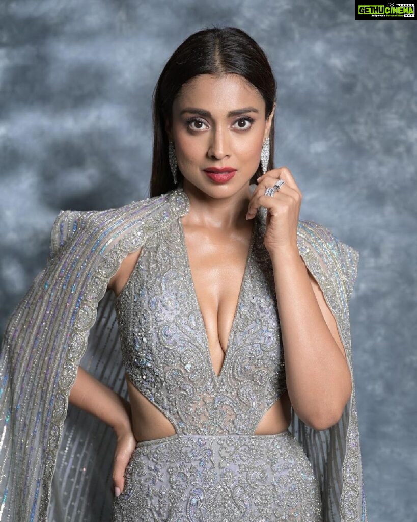 Shriya Saran Instagram - Wearing @dlmayaofficial Jewellery- @hybajewels @karishma.joolry Makeup- @makeupbymahendra7 Photographer- deepak_das_photography Thank you , your wife is gorgeous Thank you @realbollywoodhungama For a great evening Thank you @sukritigrover for styling me . Love that you are at it even with a broken thumb .