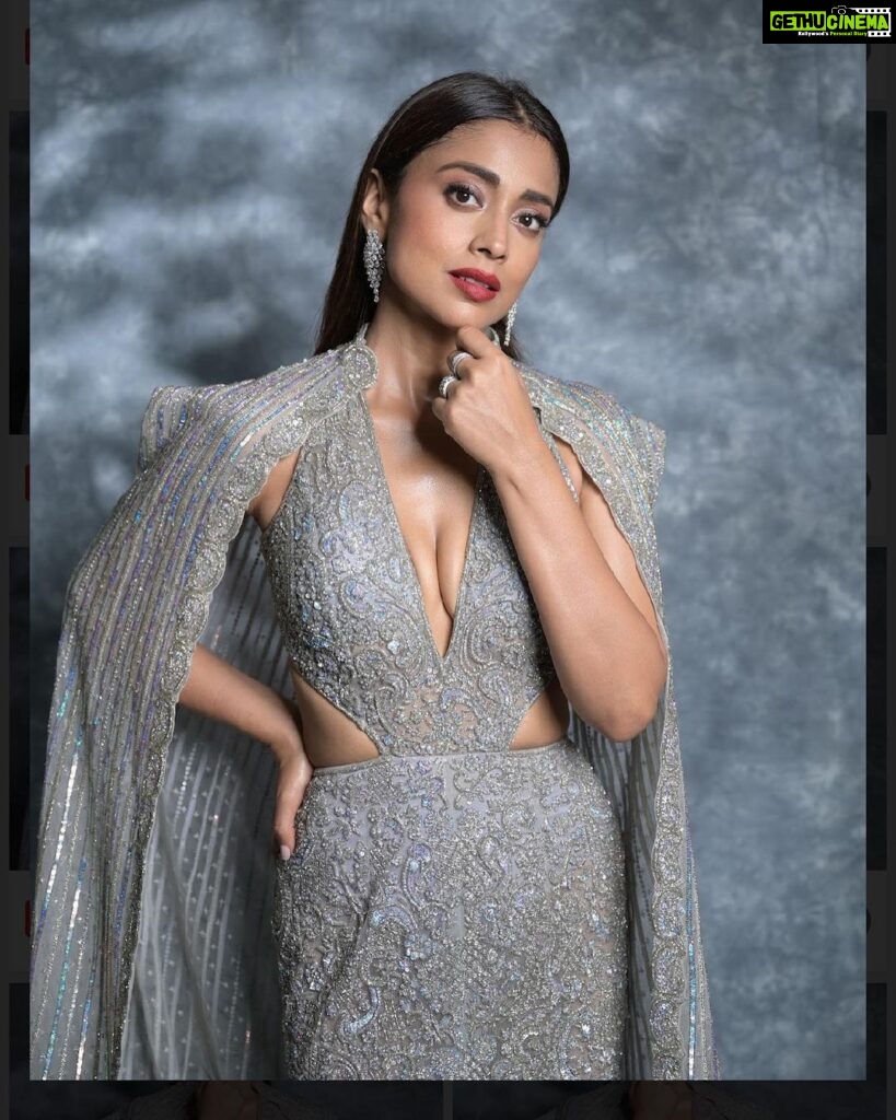 Shriya Saran Instagram - Wearing @dlmayaofficial Jewellery- @hybajewels @karishma.joolry Makeup- @makeupbymahendra7 Photographer- deepak_das_photography Thank you , your wife is gorgeous Thank you @realbollywoodhungama For a great evening Thank you @sukritigrover for styling me . Love that you are at it even with a broken thumb .