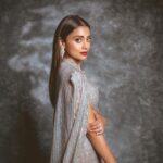 Shriya Saran Instagram - Wearing @dlmayaofficial Jewellery- @hybajewels @karishma.joolry Makeup- @makeupbymahendra7 Photographer- deepak_das_photography Thank you , your wife is gorgeous Thank you @realbollywoodhungama For a great evening Thank you @sukritigrover for styling me . Love that you are at it even with a broken thumb .