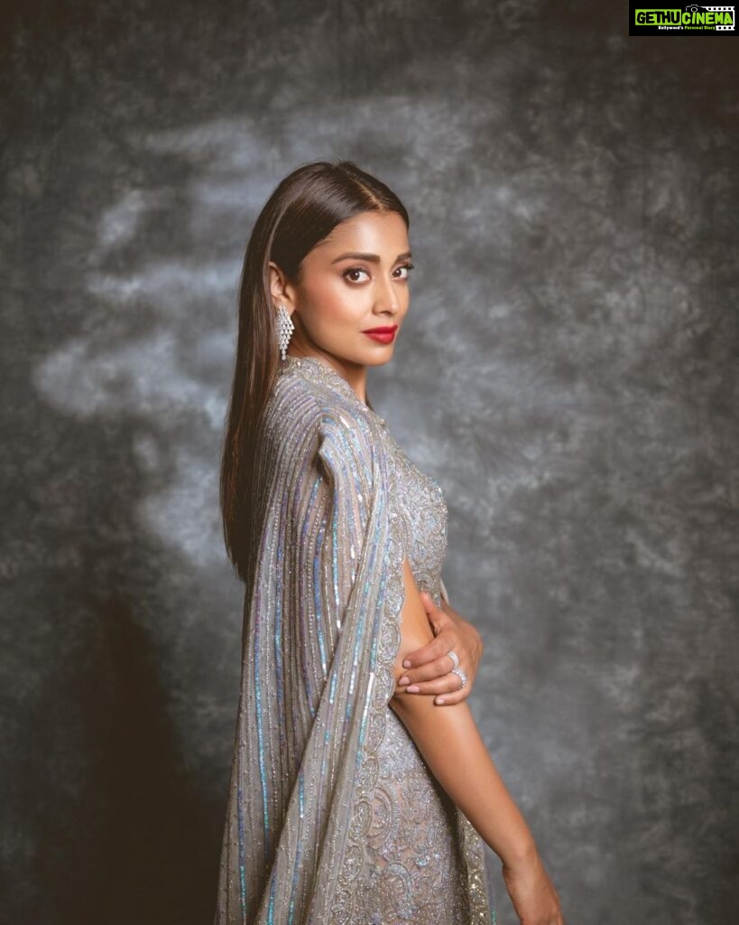 Shriya Saran Instagram - Wearing @dlmayaofficial Jewellery- @hybajewels @karishma.joolry Makeup- @makeupbymahendra7 Photographer- deepak_das_photography Thank you , your wife is gorgeous Thank you @realbollywoodhungama For a great evening Thank you @sukritigrover for styling me . Love that you are at it even with a broken thumb .
