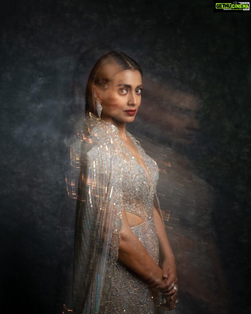 Shriya Saran Instagram - Wearing @dlmayaofficial Jewellery- @hybajewels @karishma.joolry Makeup- @makeupbymahendra7 Photographer- deepak_das_photography Thank you , your wife is gorgeous Thank you @realbollywoodhungama For a great evening Thank you @sukritigrover for styling me . Love that you are at it even with a broken thumb .