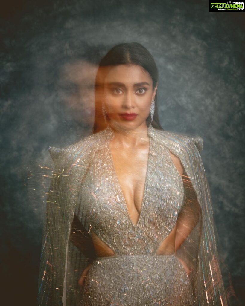Shriya Saran Instagram - Wearing @dlmayaofficial Jewellery- @hybajewels @karishma.joolry Makeup- @makeupbymahendra7 Photographer- deepak_das_photography Thank you , your wife is gorgeous Thank you @realbollywoodhungama For a great evening Thank you @sukritigrover for styling me . Love that you are at it even with a broken thumb .