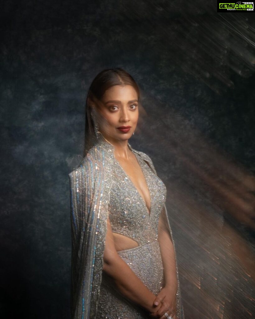Shriya Saran Instagram - Wearing @dlmayaofficial Jewellery- @hybajewels @karishma.joolry Makeup- @makeupbymahendra7 Photographer- deepak_das_photography Thank you , your wife is gorgeous Thank you @realbollywoodhungama For a great evening Thank you @sukritigrover for styling me . Love that you are at it even with a broken thumb .